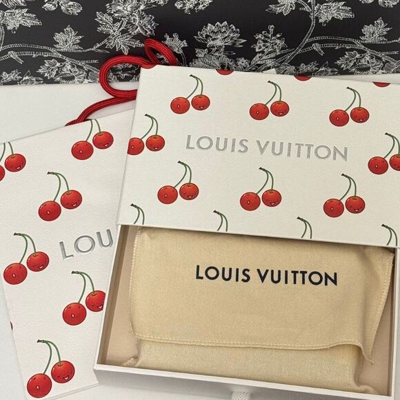 M13424 Louis Vuitton Takashi Murakami Passport Cover 2025 Cherry NEW Box Bag - Picture 8 of 10